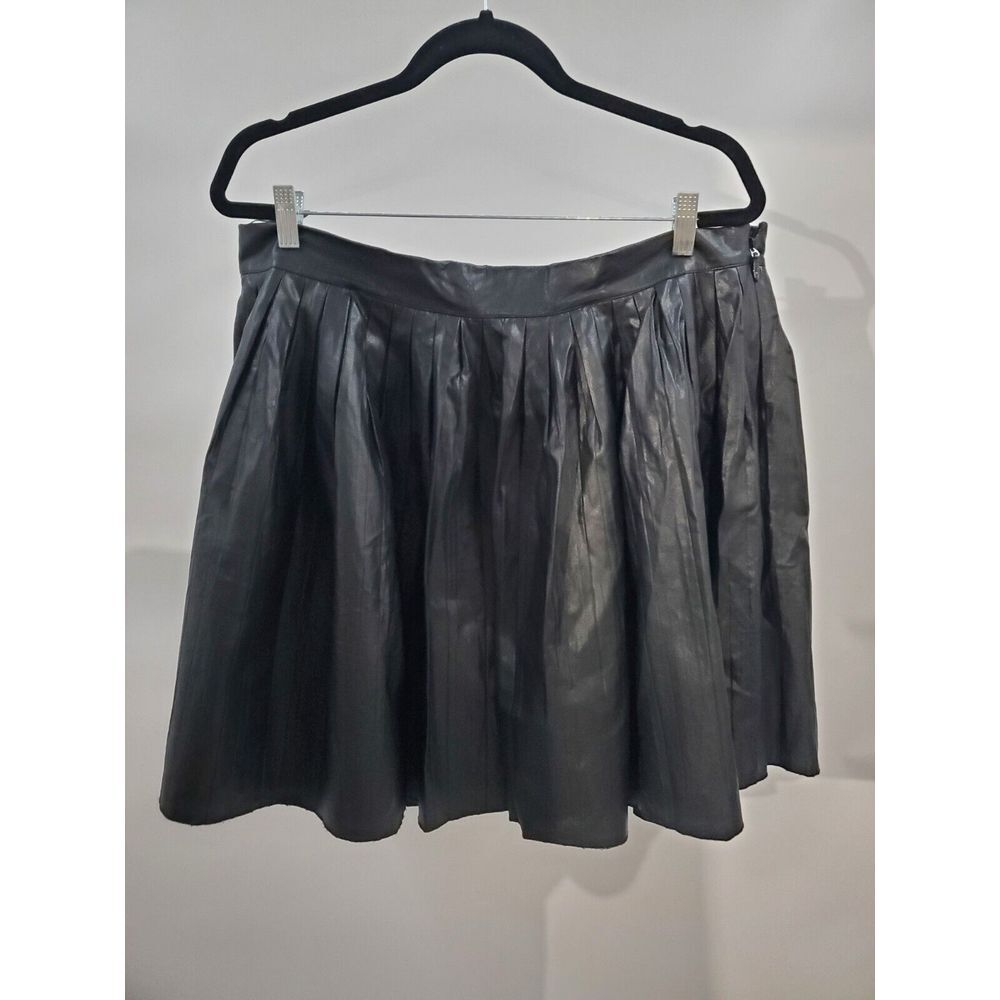 One 5 One Faux Black Leather Skirt Women's Size 14 Flared Bottom Witch‎ Costume
